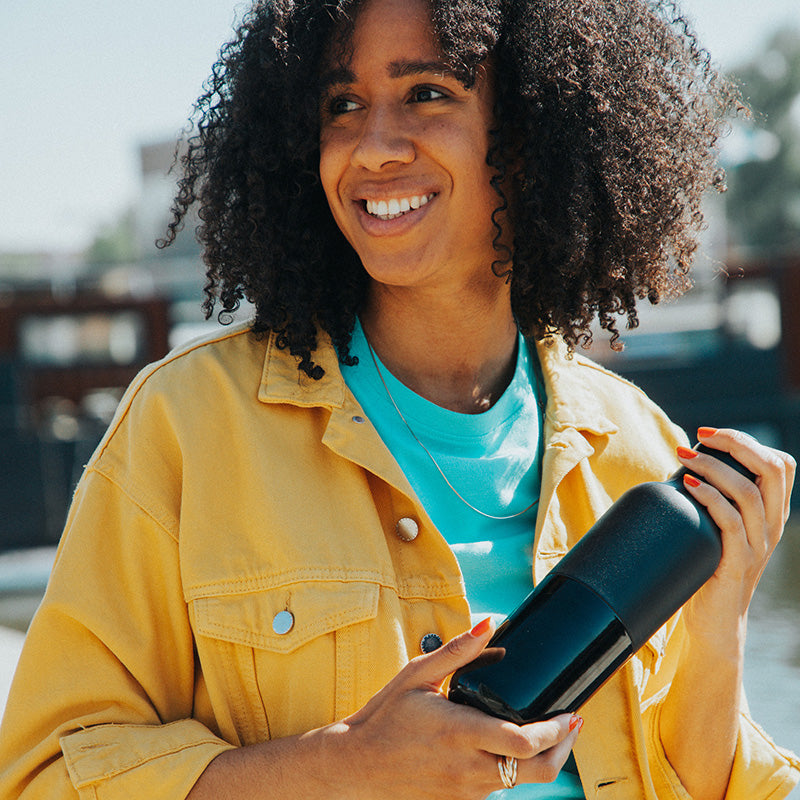 daily-on-the-go-set-x6 20oz_rise_classic_insulated_bottle_black_woman_smile_square.jpg