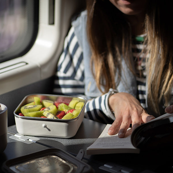 23oz-rise-food-box-lunch-t6 rise_food_lunch_box_lunch_tofu_train_fruit_reading_square.jpg