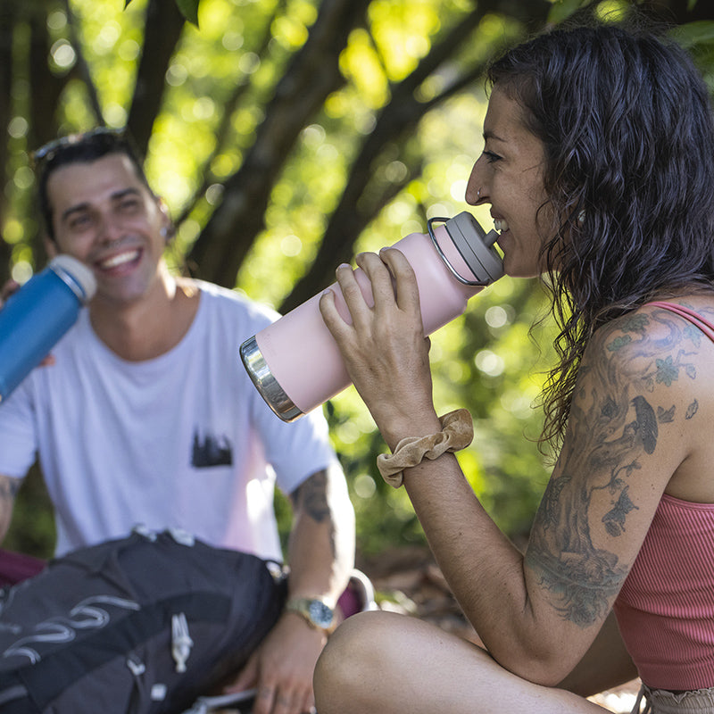 32oz-tkwide-with-twist-cap-o8 tkwide_32oz_insulated_bottle_twist_costarica_couple_drink_square.jpg
